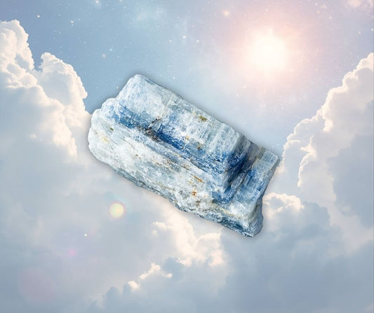 Cyanite Bleue (Kyanite) : histoire, vertus et secrets en lithothérapie 🔵