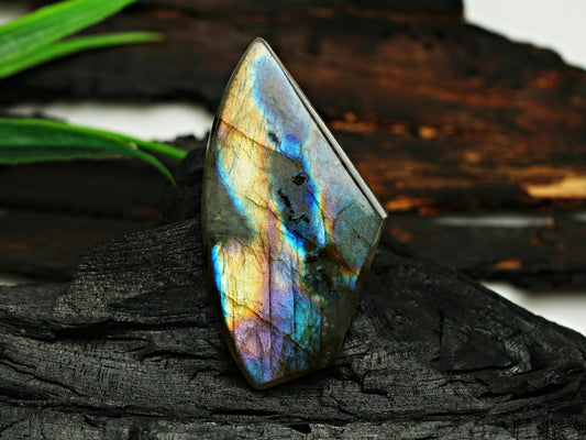 Labradorite : histoire, vertus et secrets en lithothérapie 🌌
