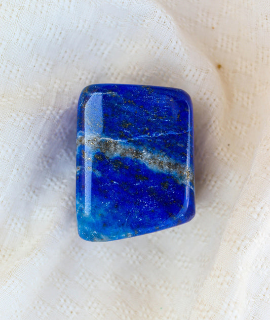 Lapis Lazuli : histoire, vertus et secrets en lithothérapie 🔵✨