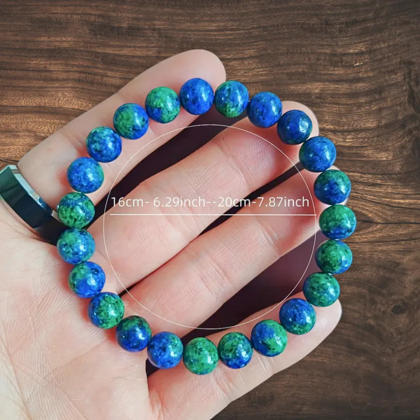 Bracelet en azurite-malachite naturelle tenu dans la main – symbole d’équilibre, de confiance et de sérénité – bijou lithothérapie Aura Cristal