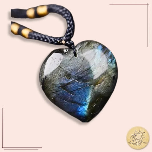 Collier cœur en Labradorite, pierre naturelle taillée et polie, aux reflets bleus et verts chatoyants, monté sur cordon noir avec perles dorées, bijou de protection et d’éveil spirituel Aura Cristal.