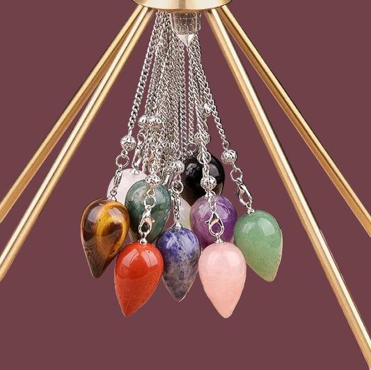 Pendules en pierres naturelles de différentes couleurs – formes gouttes pour la divination, la méditation et l’harmonisation énergétique – Aura Cristal