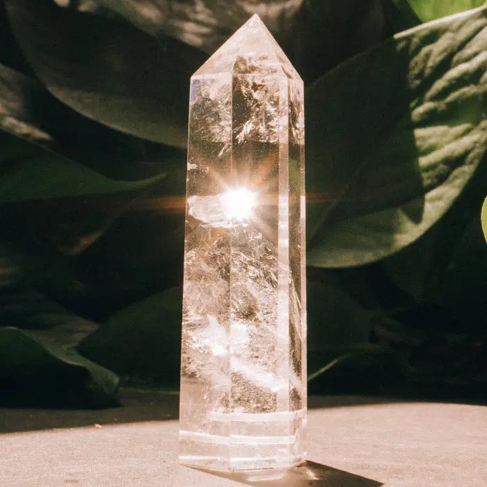 Pointe de cristal de roche naturelle captant la lumière du soleil, symbole de clarté et d’énergie pure.