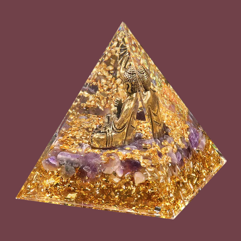 Pyramide Bouddha en améthyste naturelle – symbole de sagesse et sérénité – base dorée et éclats énergétiques – Aura Cristal