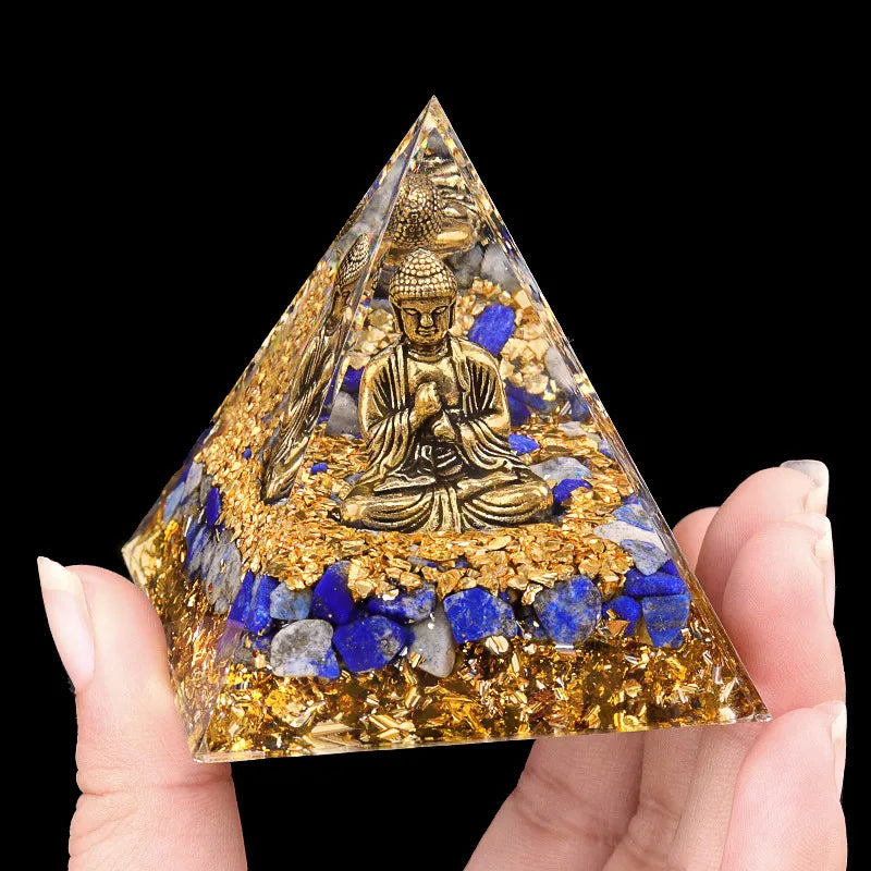 Pyramide spirituelle Bouddha ou Shiva en pierres naturelles, tenue dans la main – base dorée énergétique – Aura Cristal