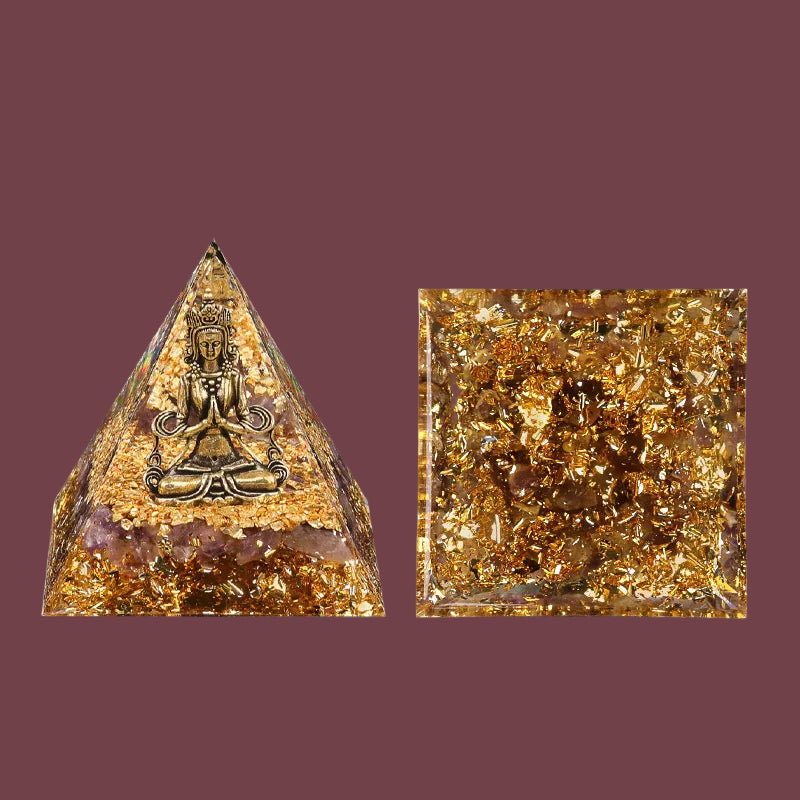 Vue de dessous d’une pyramide spirituelle Bouddha ou Shiva en pierres naturelles – base dorée et finitions énergétiques – Aura Cristal