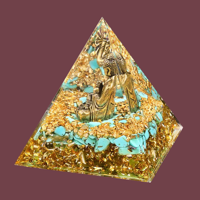 Pyramide Bouddha en turquoise naturelle – symbole de guérison et d’harmonie – base dorée et éclats lumineux – Aura Cristal