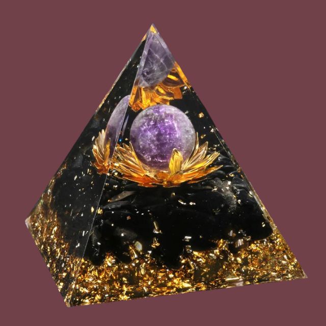 Pyramide Lotus doré avec sphère en améthyste naturelle et base en obsidienne noire – symbole spirituel de protection, sérénité et élévation énergétique – Aura Cristal