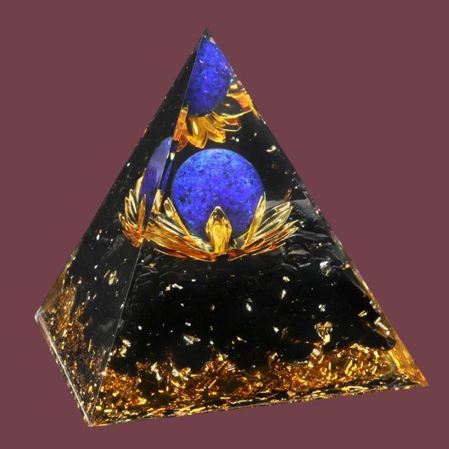 Pyramide Lotus doré avec sphère en lapis lazuli naturelle et base en obsidienne noire – sagesse, clarté spirituelle et connexion au troisième œil – Aura Cristal