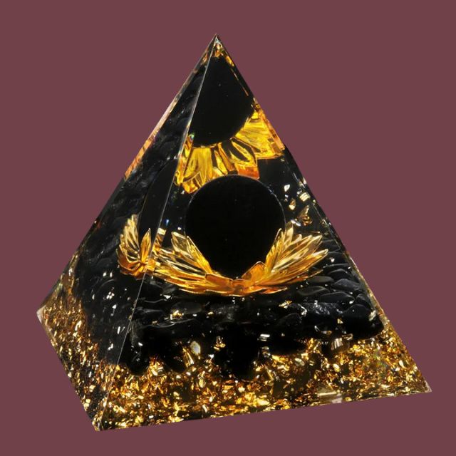 Pyramide Lotus doré en obsidienne naturelle – pierre de protection et d’ancrage – sphère en pierre noire énergétique et base dorée – Aura Cristal