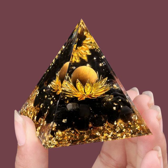 Pyramide Lotus doré avec sphère en œil de tigre naturelle et base en obsidienne noire – protection, confiance en soi et ancrage énergétique – Aura Cristal