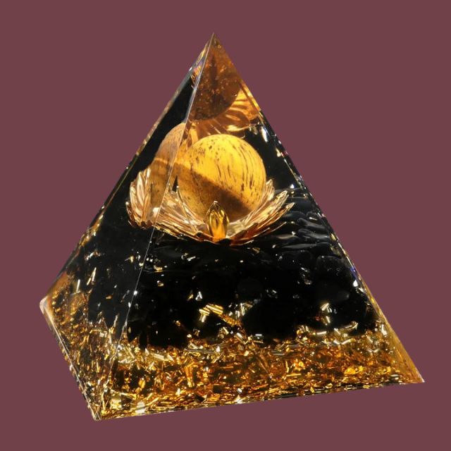 Pyramide Lotus doré avec sphère en œil de tigre naturelle et base en obsidienne noire – protection, confiance en soi et ancrage énergétique – Aura Cristal