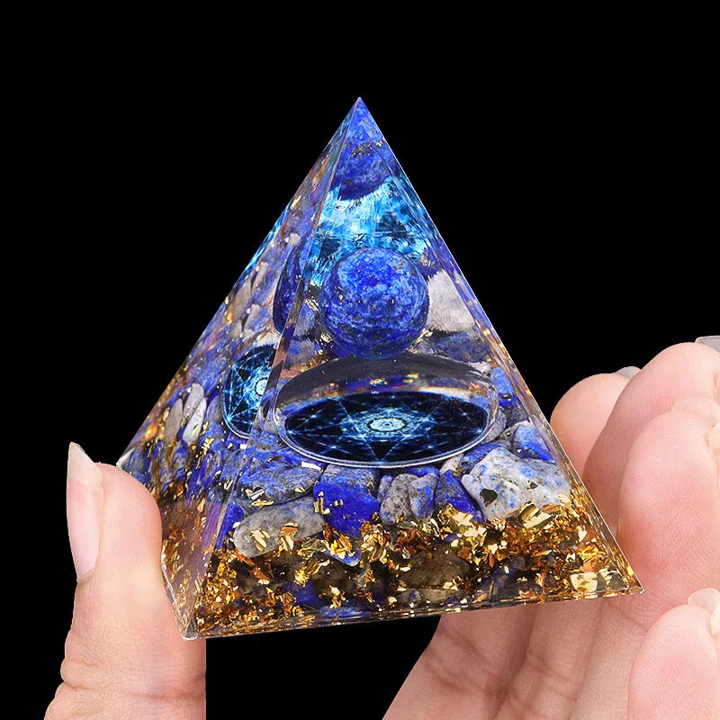 Pyramide orgonite en lapis-lazuli avec boule en pierre naturelle et éclats dorés – sagesse, intuition et clarté intérieure – Aura Cristal