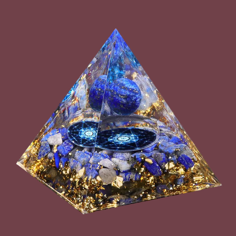 Pyramide orgonite de face en lapis-lazuli avec boule en pierre naturelle et éclats dorés – sagesse, intuition et clarté intérieure – Aura Cristal