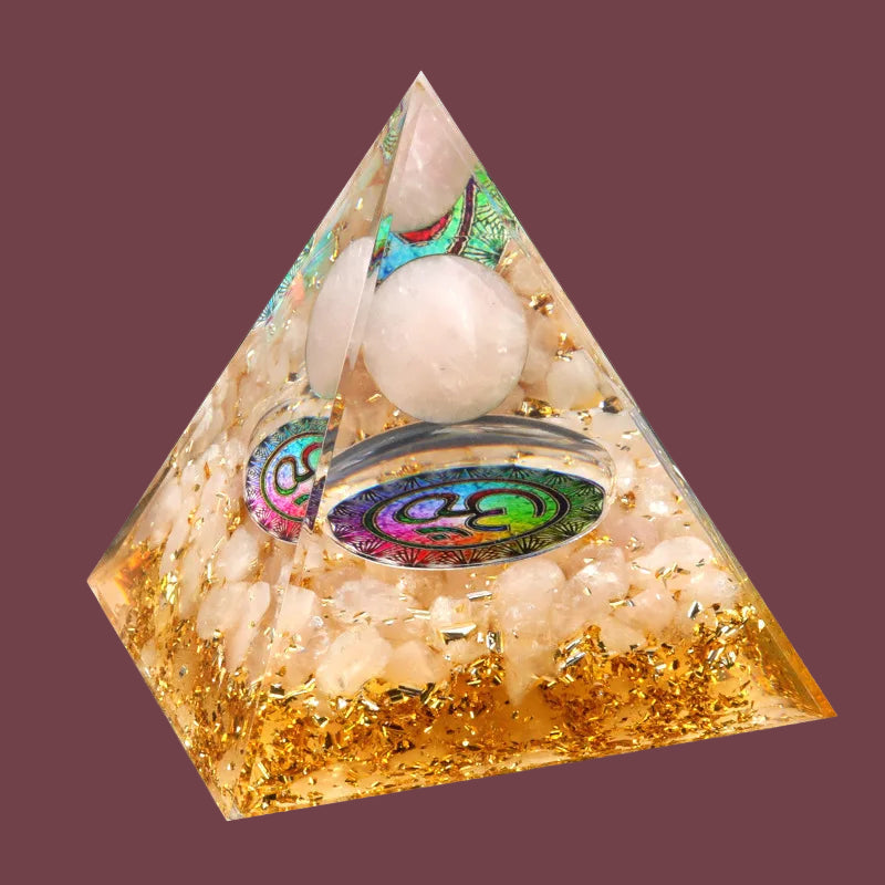 Pyramide orgonite en quartz rose avec boule en pierre naturelle et éclats dorés – amour, douceur et harmonie émotionnelle – Aura Cristal