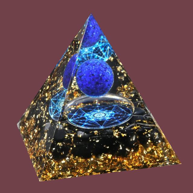 Pyramide spirituelle en lapis lazuli et éclats d’obsidienne – sphère bleue de sagesse et d’intuition – Aura Cristal