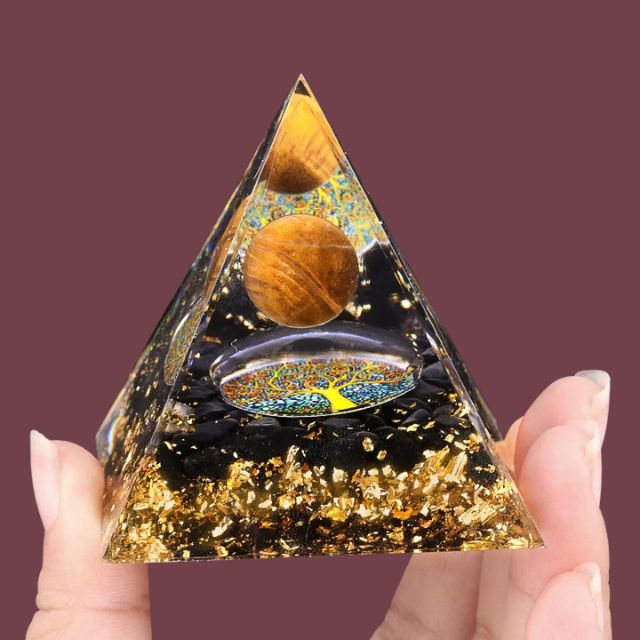 Pyramide énergétique en œil de tigre et éclats d’obsidienne – sphère dorée symbolisant la vitalité et la force intérieure – Aura Cristal