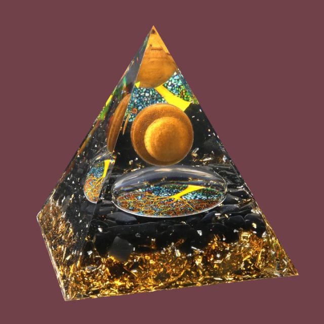 Pyramide énergétique en œil de tigre et éclats d’obsidienne vue de face – sphère dorée symbolisant la vitalité et la force intérieure – Aura Cristal