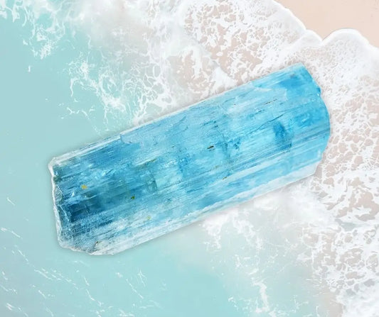 Pierre brute d’aigue-marine bleu clair sur fond lumineux, symbole de calme intérieur, de clarté mentale et de communication apaisée – Aura Cristal
