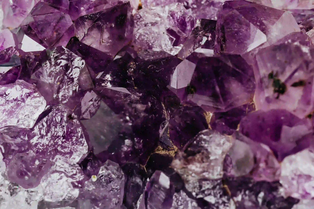 Cristaux d’améthyste violette brute, symbole de sérénité, de protection spirituelle et de clarté mentale – Aura Cristal