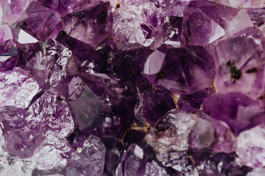Cristaux d’améthyste violette brute, symbole de sérénité, de protection spirituelle et de clarté mentale – Aura Cristal