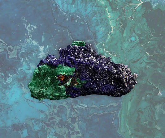 Pierre brute d’azurite-malachite aux tons bleu profond et vert intense sur fond minéral, symbole d’intuition, d’équilibre émotionnel et d’harmonie spirituelle – Aura Cristal