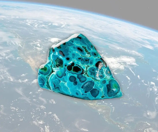 Pierre polie de chrysocolle turquoise et verte sur fond planétaire, symbole de sérénité intérieure, de communication bienveillante et d’énergie apaisante – Aura Cristal