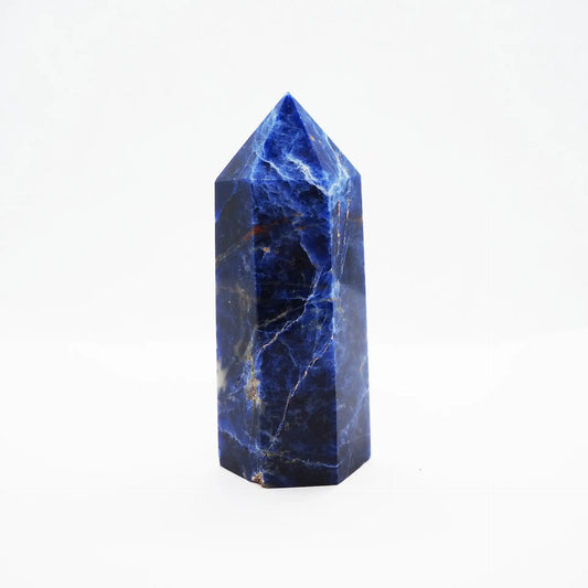 Pointe de sodalite bleue naturelle sur fond blanc, symbole de clarté mentale, de communication et d’intuition – Aura Cristal