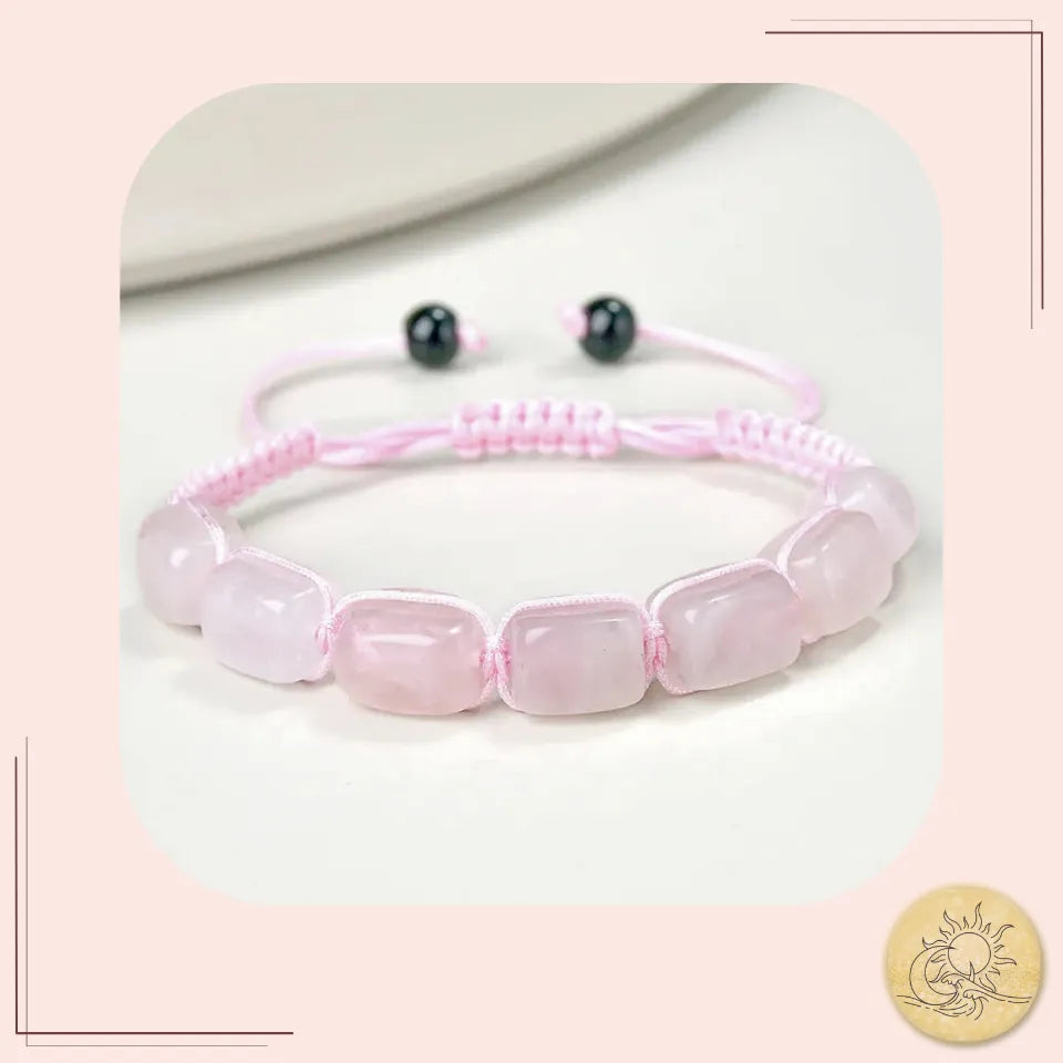 Bracelet 7 chakras en pierre naturelle de Quartz Rose, perles roses symbolisant l’amour inconditionnel, la douceur et l’équilibre émotionnel Aura Cristal.