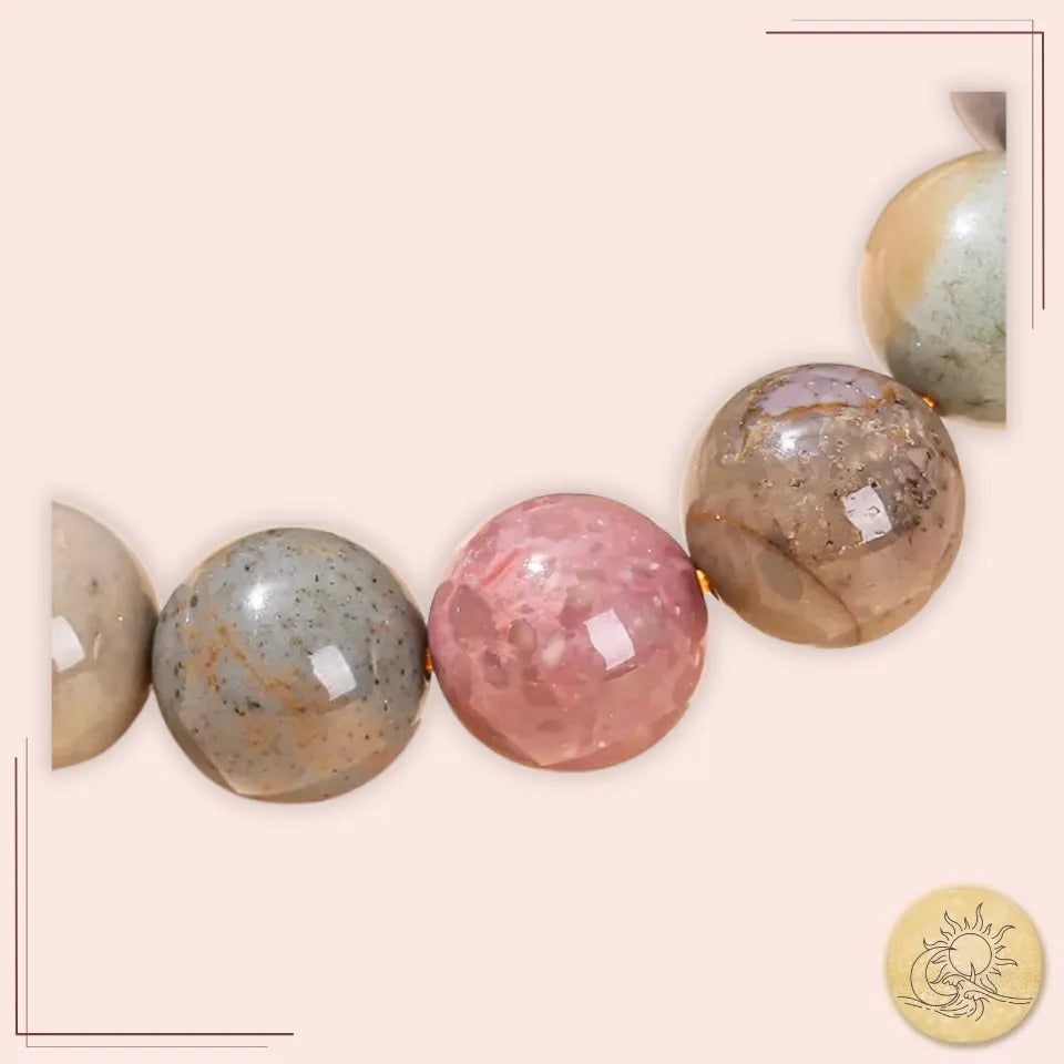 Gros plan sur les perles en Agate Paysage naturelle Aura Cristal – nuances brunes et rosées, texture polie et lumineuse.