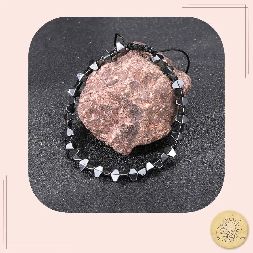 Bracelet Hématite – design angulaire aplati – bijou moderne, force et sérénité – Aura Cristal