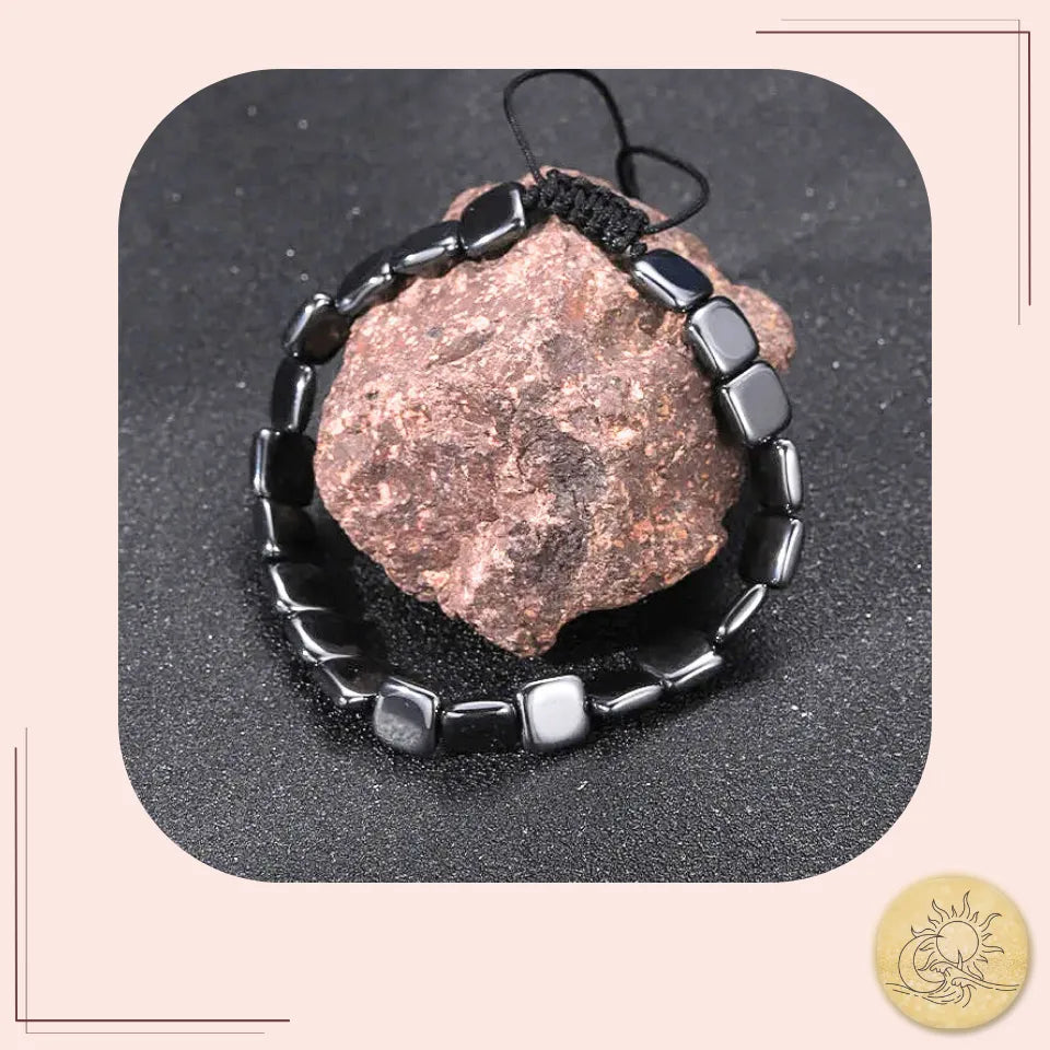 Bracelet Hématite naturelle – carré lisse – pierre de confiance et d’énergie équilibrée – Aura Cristal