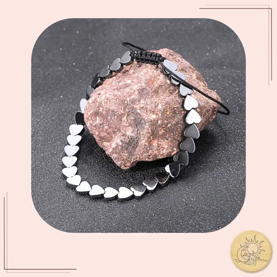 Bracelet Hématite naturelle – perles cœur – bijou énergétique symbole d’amour et de stabilité – Aura Cristal