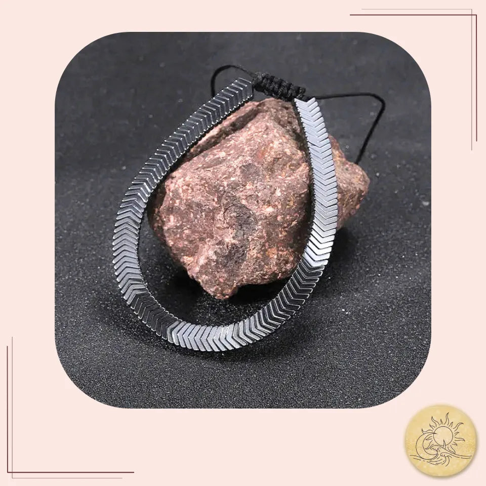 Bracelet Hématite – design flèche fine – bijou moderne et protecteur – Aura Cristal