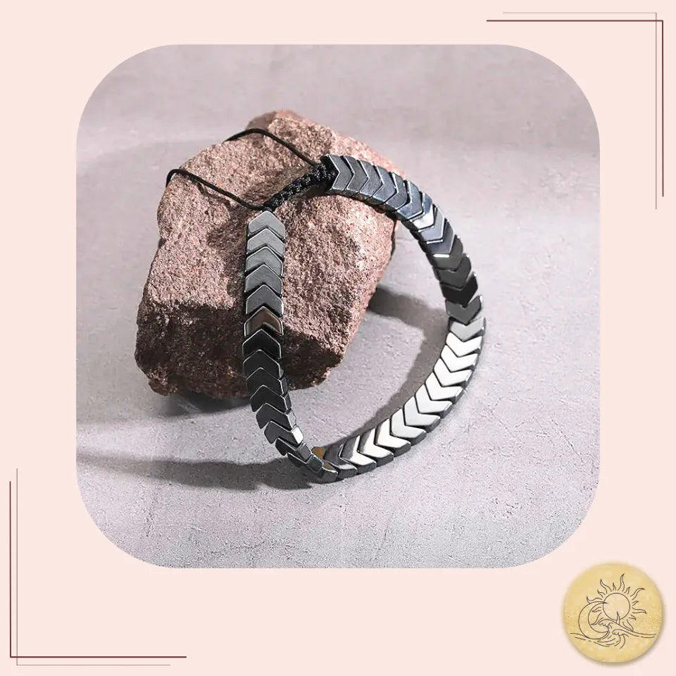 Bracelet Hématite naturelle – perles en forme de flèche – énergie, force et élégance masculine – Aura Cristal