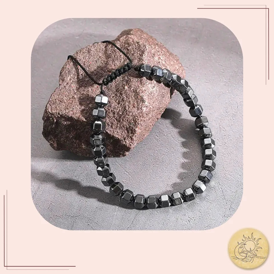 Bracelet en Hématite naturelle – bijou unisexe à perles géométriques – style streetwear et énergétique – Aura Cristal