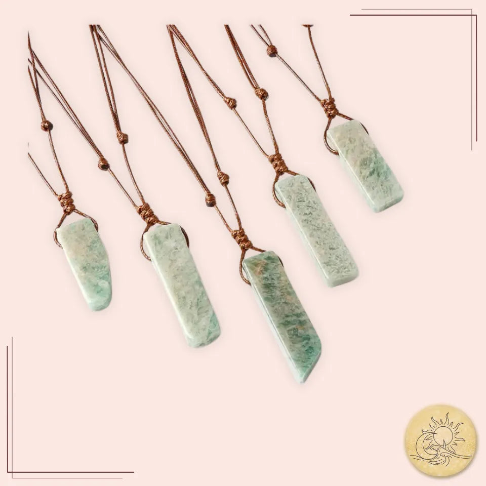 Collier cordon en pierre naturelle d’Amazonite, pendentif rectangulaire poli vert clair, bijou apaisant et harmonisant Aura Cristal.