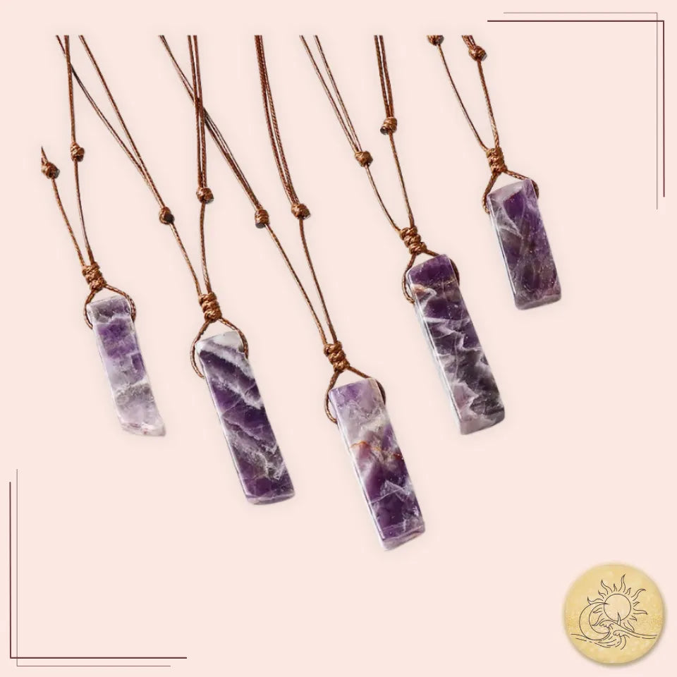 Collier cordon en pierre naturelle d’Améthyste profonde, pendentif rectangulaire poli violet intense, bijou spirituel et apaisant Aura Cristal.