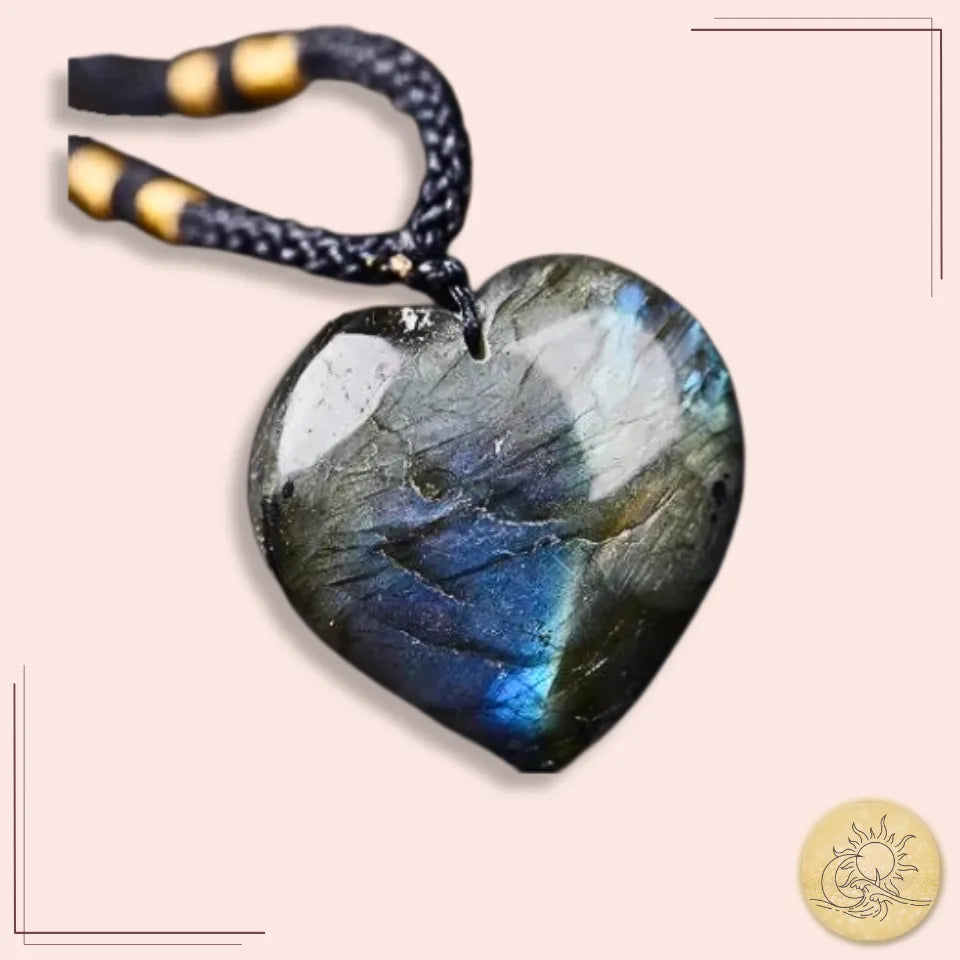 Collier cœur en Labradorite, pierre naturelle taillée et polie, aux reflets bleus et verts chatoyants, monté sur cordon noir avec perles dorées, bijou de protection et d’éveil spirituel Aura Cristal.