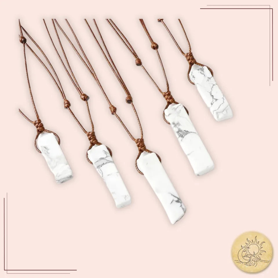 Colliers en pierre naturelle de Howlite blanche, pendentifs bruts noués sur cordon marron, symbolisant calme, sagesse et apaisement.