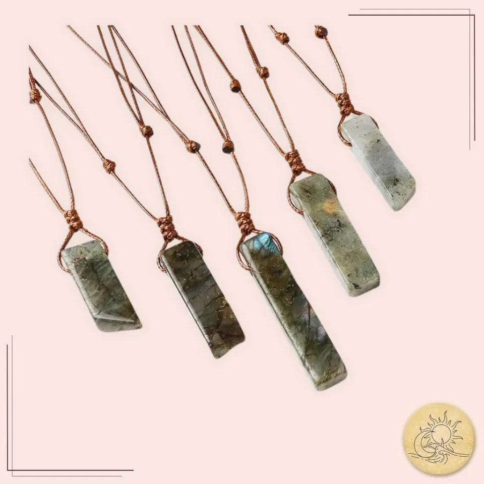 Collier cordon en pierre naturelle de Labradorite, pendentif rectangulaire poli aux reflets irisés, bijou de protection et d’intuition Aura Cristal.