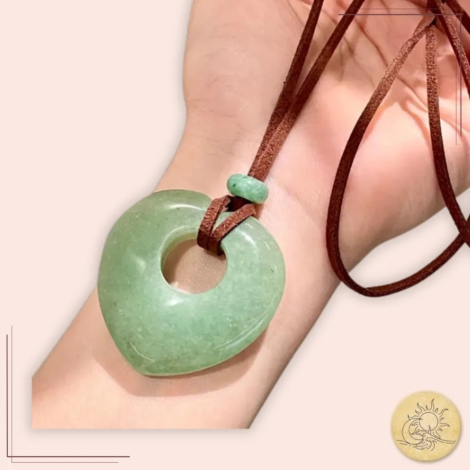 Collier long cœur creux en Aventurine, pierre naturelle taillée et polie, vert tendre sur cordon marron, bijou d’harmonie, de chance et d’élégance spirituelle Aura Cristal.