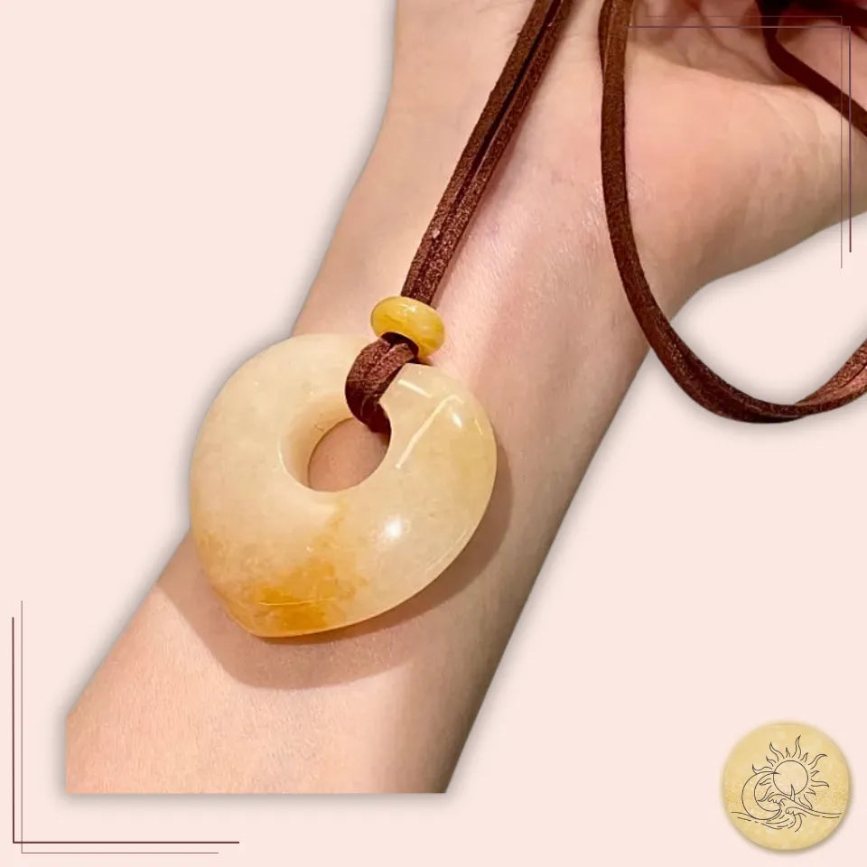 Collier long cœur creux en Jaspe Jaune, pierre naturelle taillée et polie, teinte dorée lumineuse, sur cordon marron, symbole de vitalité, de confiance et de chaleur intérieure Aura Cristal.