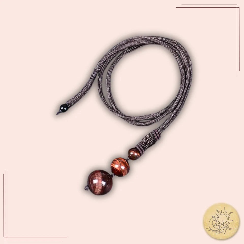 Collier pendentif 3 perles en Œil de Taureau, pierre naturelle rouge-brun polie, monté sur cordon noir tressé, bijou d’ancrage, de force et de vitalité Aura Cristal.