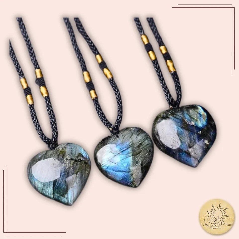 Ensemble de colliers cœur en Labradorite, pierres naturelles taillées et polies aux reflets irisés bleu et vert, montés sur cordons noirs avec perles dorées, symboles de protection et d’intuition Aura Cristal.