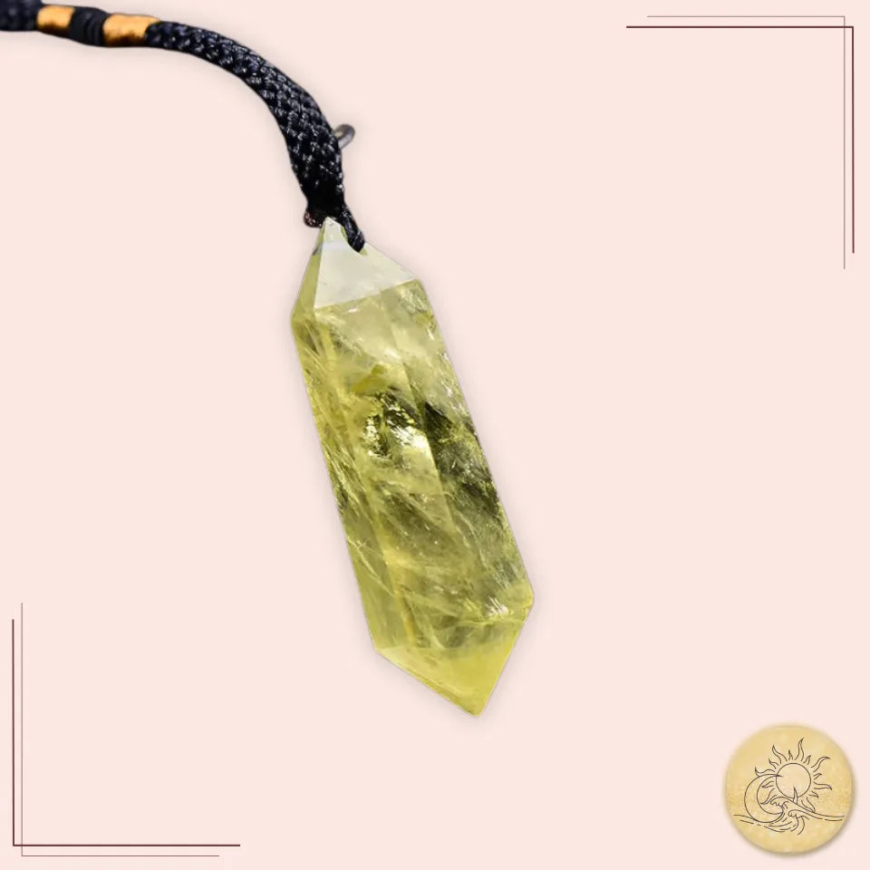Gros plan d’un pendentif en Citrine taillé et poli, reflets dorés apportant chaleur, optimisme et énergie solaire Aura Cristal.