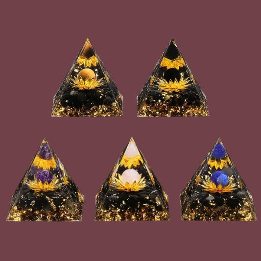 Ensemble de 5 pyramides Lotus doré en pierres naturelles – améthyste, quartz rose, lapis lazuli, œil de tigre et obsidienne – sphères spirituelles dorées et base en obsidienne noire – Aura Cristal
