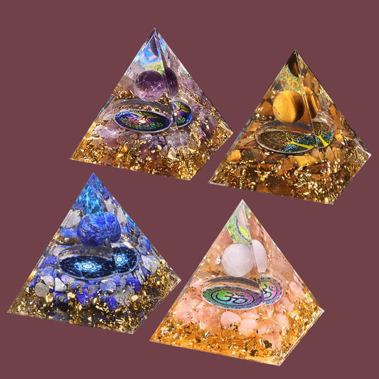 Ensemble de 4 pyramides orgonites (améthyste, lapis-lazuli, quartz rose, pierre dorée) avec boule en pierre naturelle au centre – protection, équilibre et harmonisation – Aura Cristal