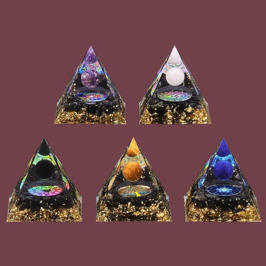 Ensemble de pyramides énergétiques en pierre naturelle avec sphère – obsidienne, améthyste, lapis lazuli, œil de tigre et quartz – éclats dorés et base en résine – Aura Cristal